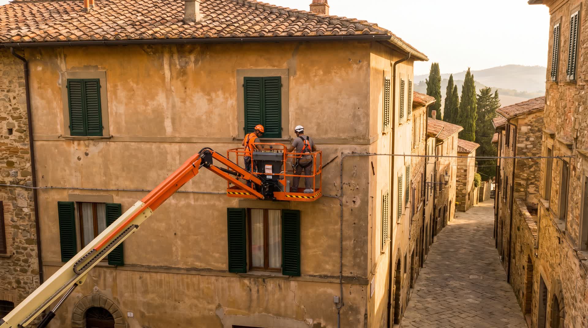 Piattaforma aerea articolata al lavoro sulla facciata di un edificio storico italiano
