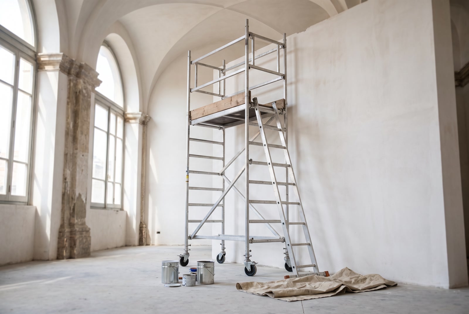 Trabattello in alluminio montato su ruote con piano di lavoro e parapetti